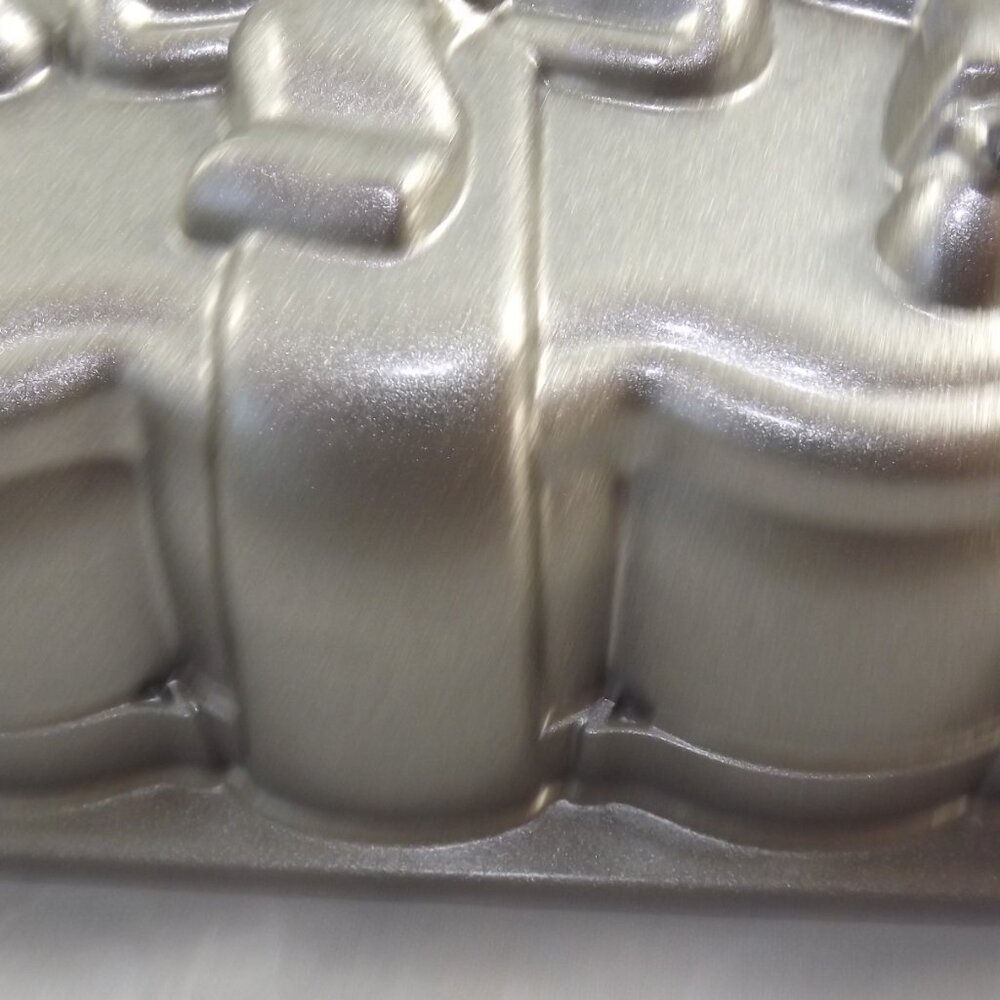 Vintage Gingerbread Loaf Pan, Nordic Ware, Heavy Cast Aluminum BAKEWARE - Picture 2 of 16